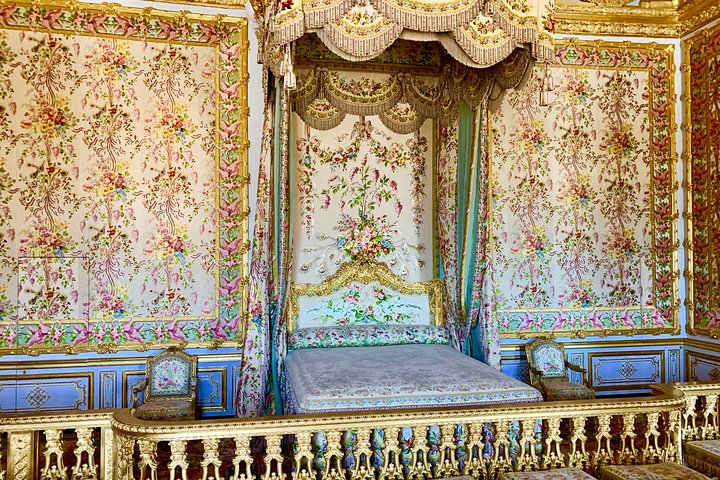 Versailles Palace & Marie-Antoinette's Estate Private Guided Tour with Lunch 2